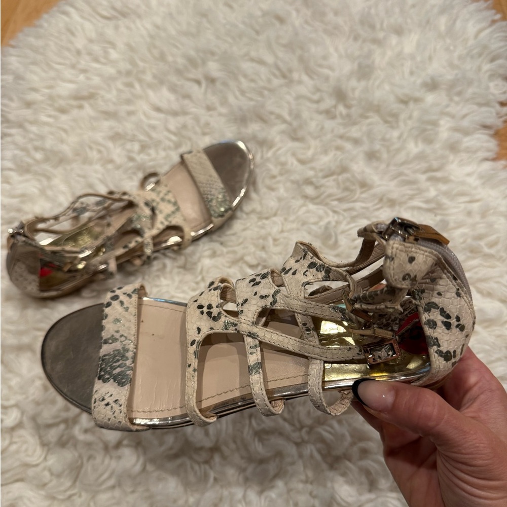 VINCE CAMUTO zipper sandals size 6